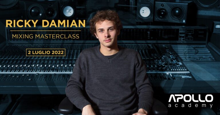 il vincitore del Grammy Award Ricky Damian di fronte ad una console MCI