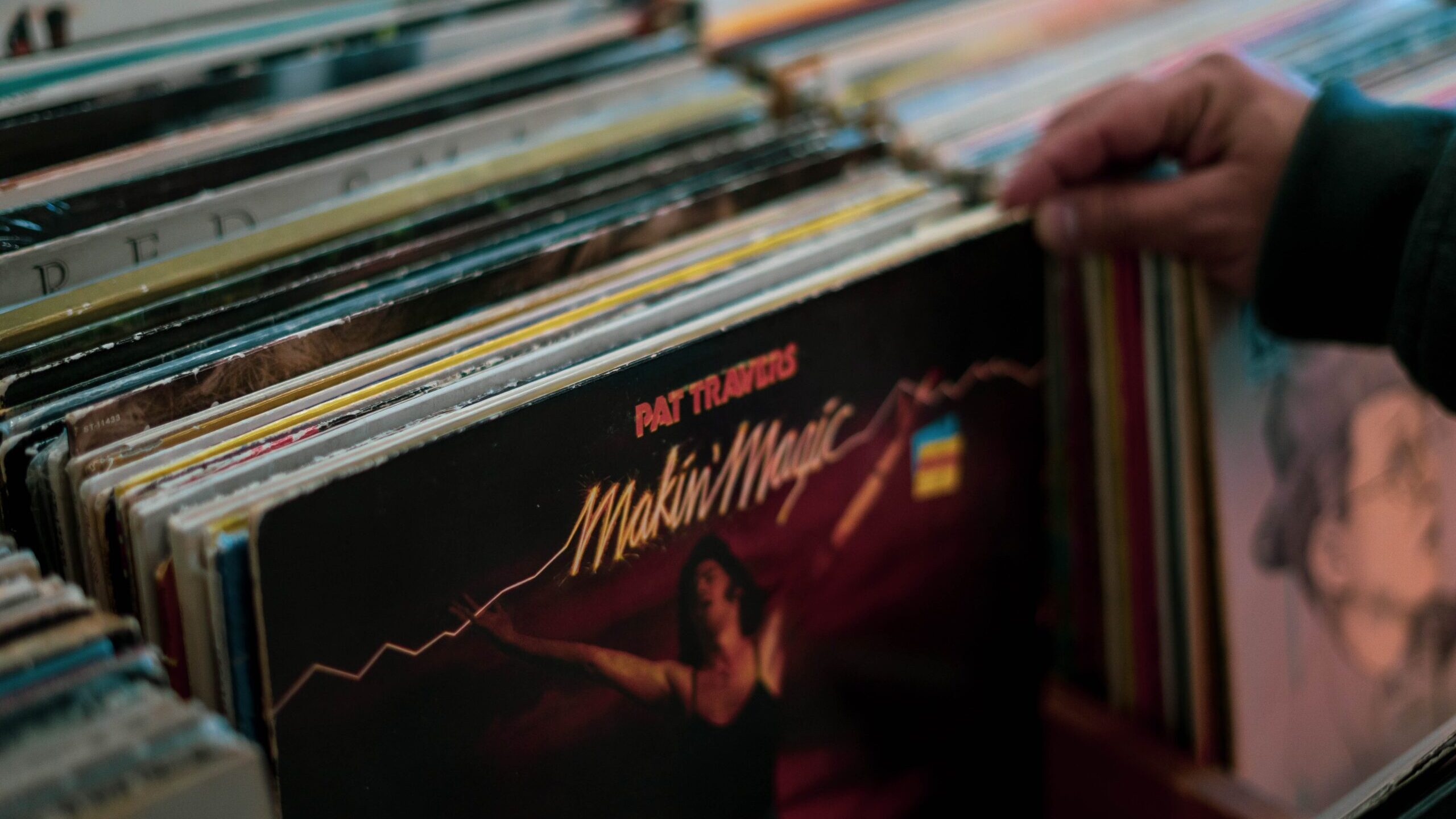 confezione di un disco in vinile in un negozio di dischi