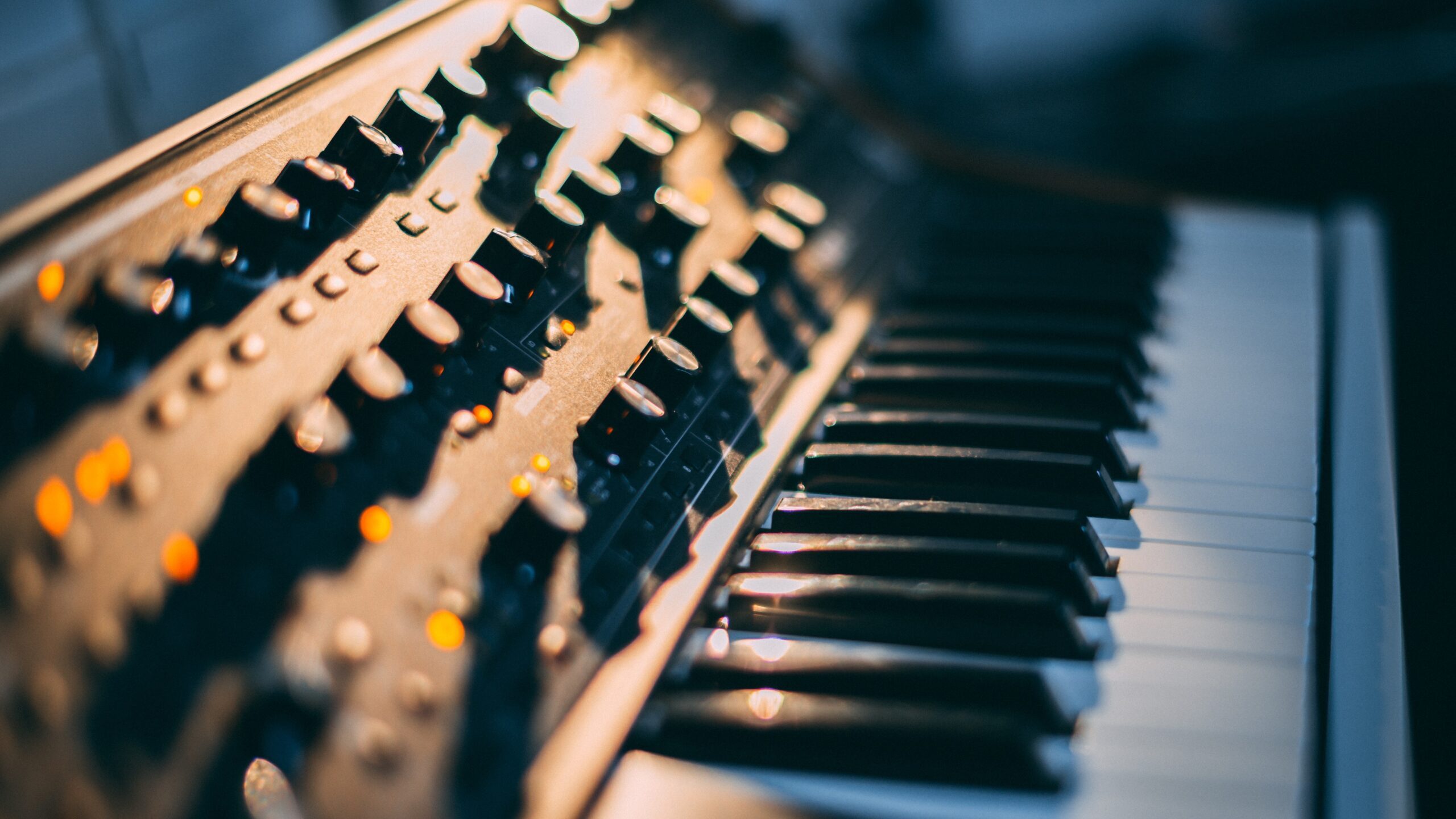 un sintetizzatore, strumento fondamentale nella produzione musicale