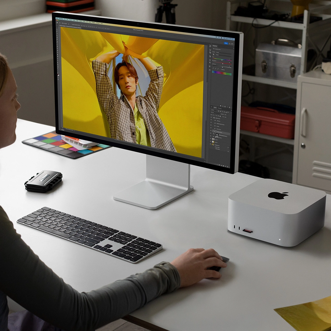ragazza che utilizza il nuovo Apple Mac Studio nel suo ufficio personale